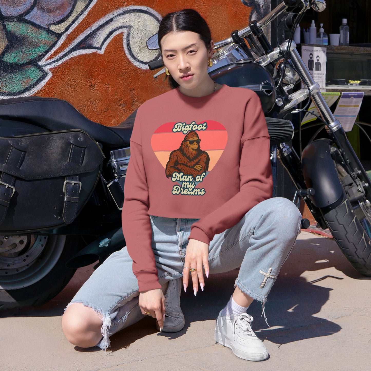 Bigfoot - The Man of my Dreams - Sasquatch Enthusiast Women's Cropped Sweatshirt